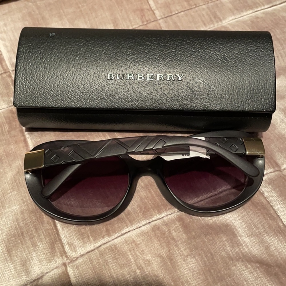 BURBERRY Plaid Signature Design Sunglasses NWOTS - Picture 10 of 16